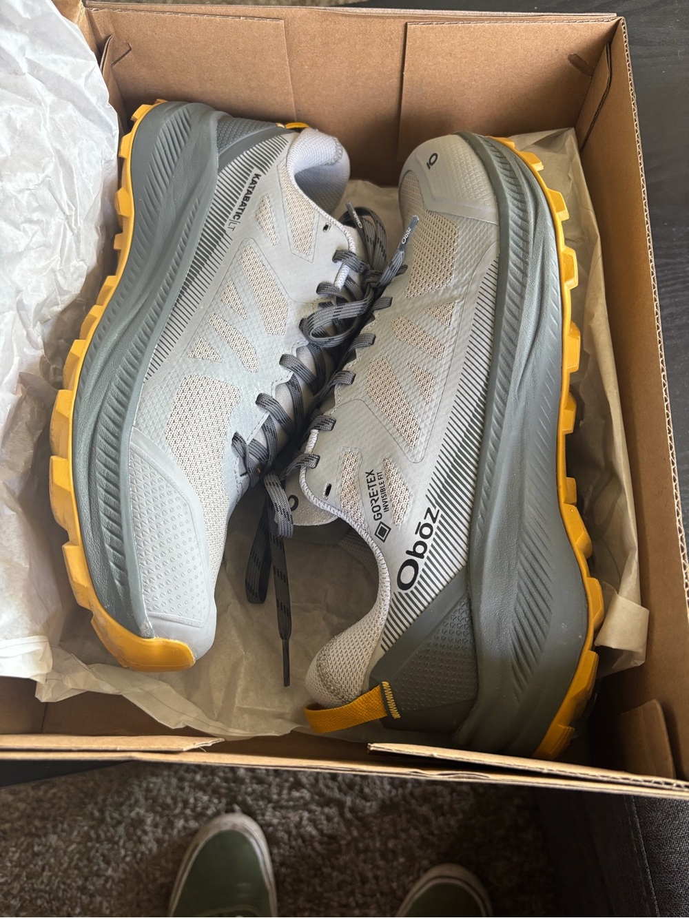 Men’s Katabatic Low GTX Trail Shoes — Light Gray with Yellow
